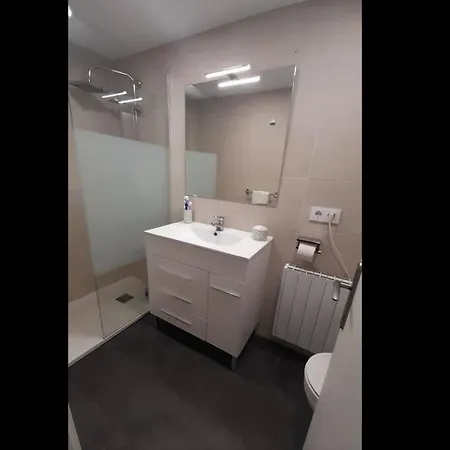 Fantastico Con Piscina En דירה